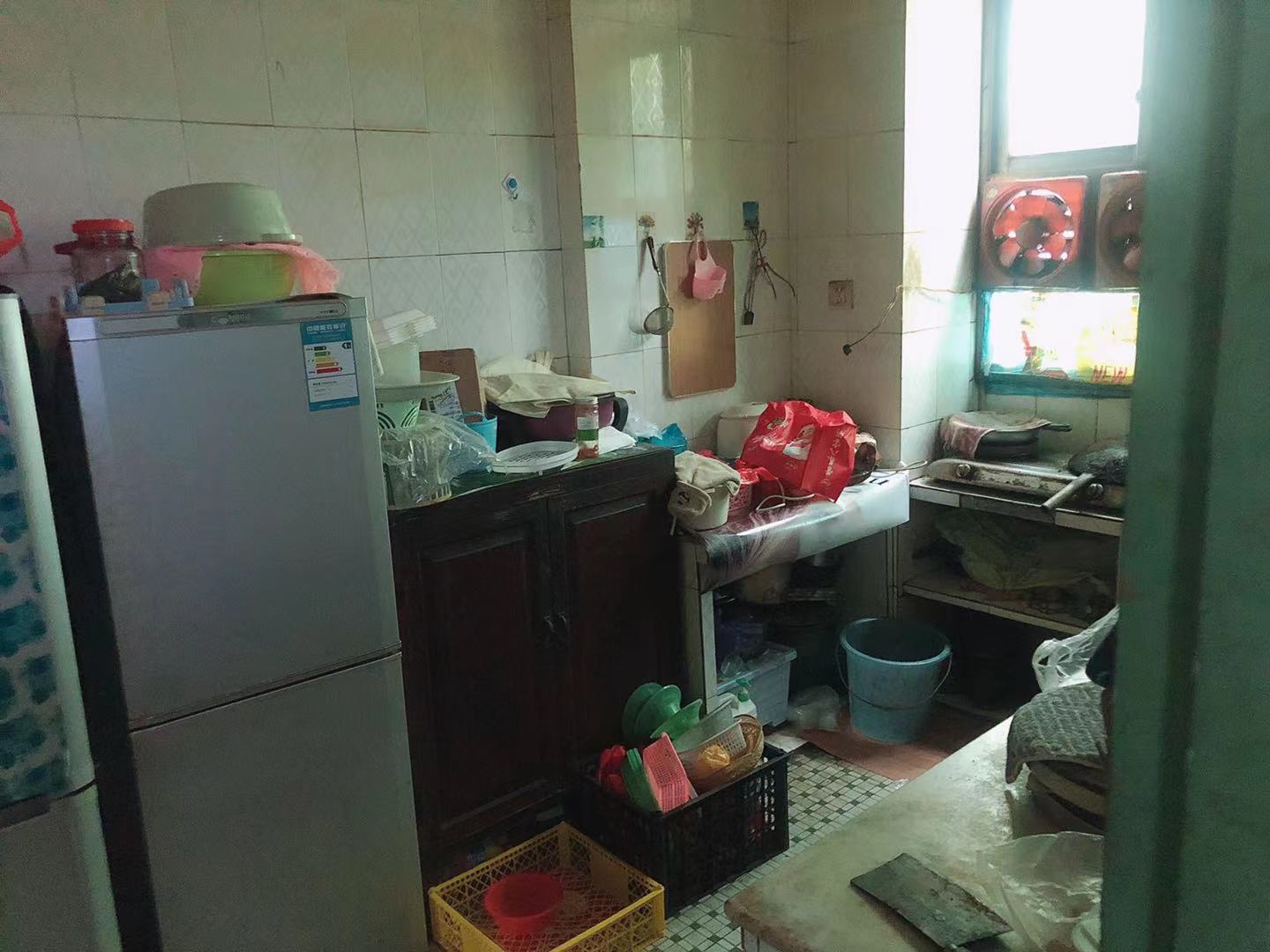 老市政府家属楼(机关三院) 2室1厅1卫 28.8万 老市政府家属楼(机关三院) 2室1厅1卫 28.8万客厅