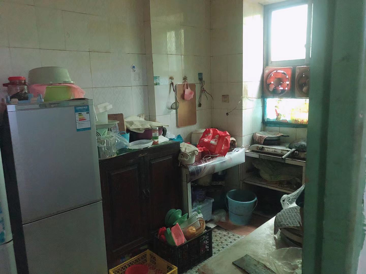 老市政府家属楼(机关三院) 2室1厅1卫 28.8万 老市政府家属楼(机关三院) 2室1厅1卫 28.8万客厅