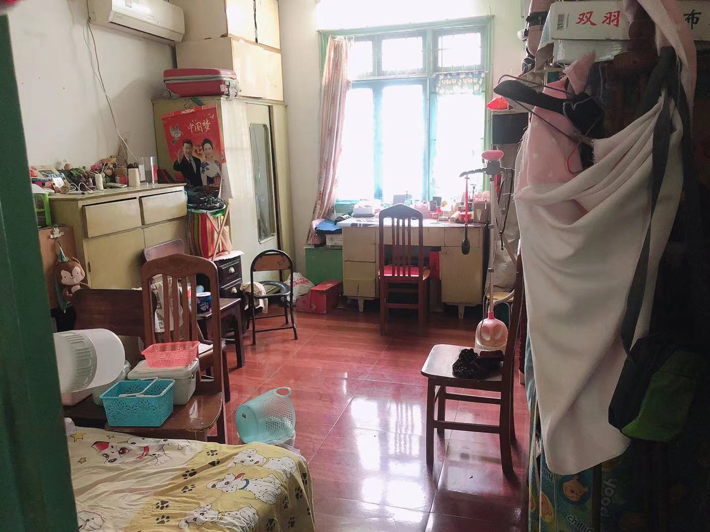 老市政府家属楼(机关三院) 2室1厅1卫 28.8万 老市政府家属楼(机关三院) 2室1厅1卫 28.8万客厅