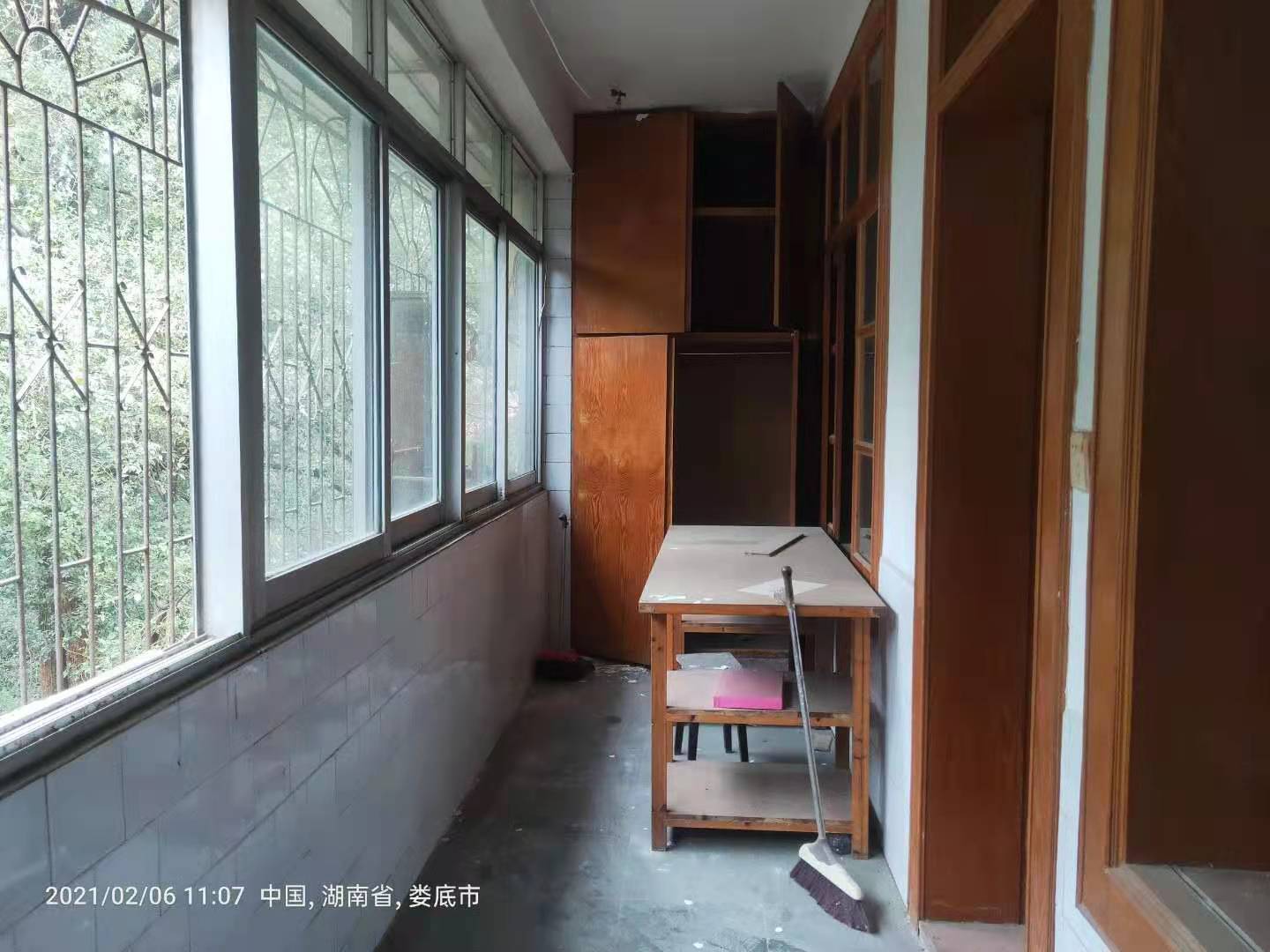 娄底二小家属楼  4室1厅1卫    36.8万 娄底二小家属楼  4室1厅1卫    36.8万阳台