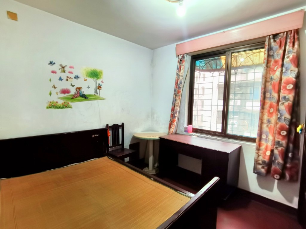 泰华二村 3室2厅1卫 48.0万 泰华二村 3室2厅1卫 48.0万客厅