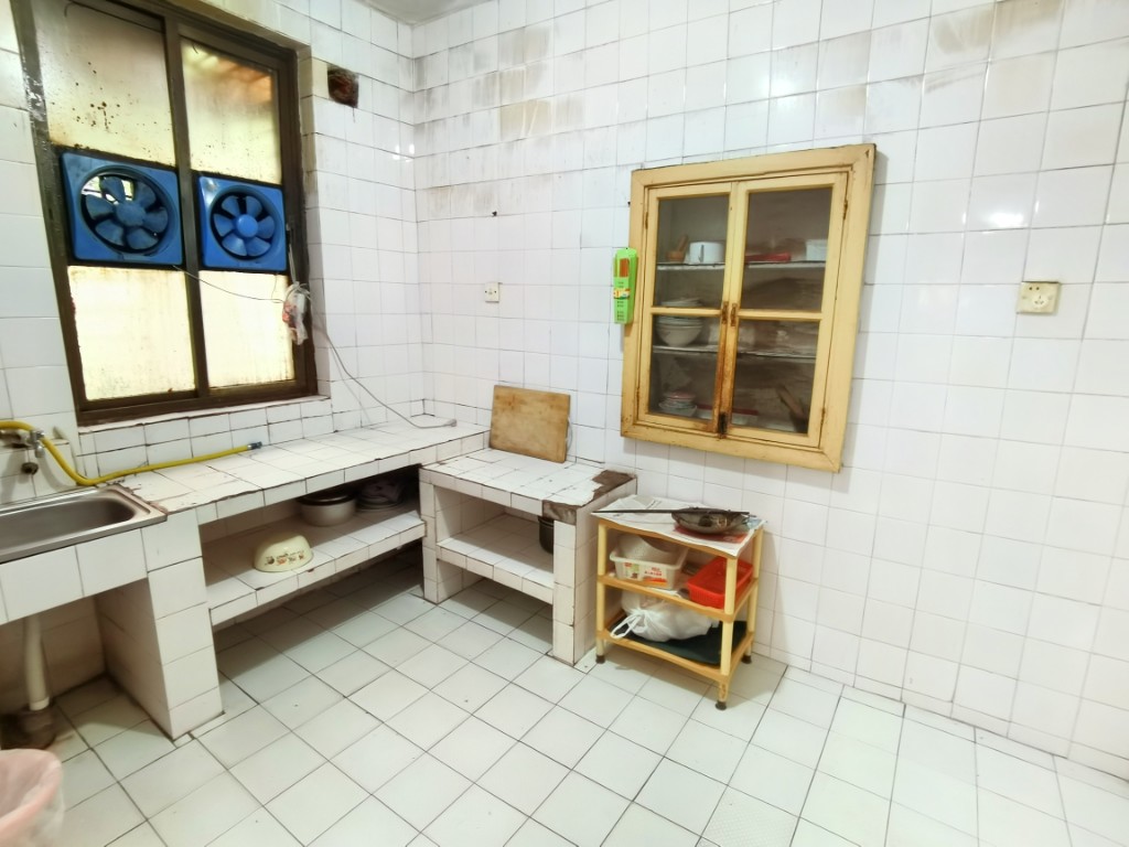 泰华二村 3室2厅1卫 48.0万 泰华二村 3室2厅1卫 48.0万客厅