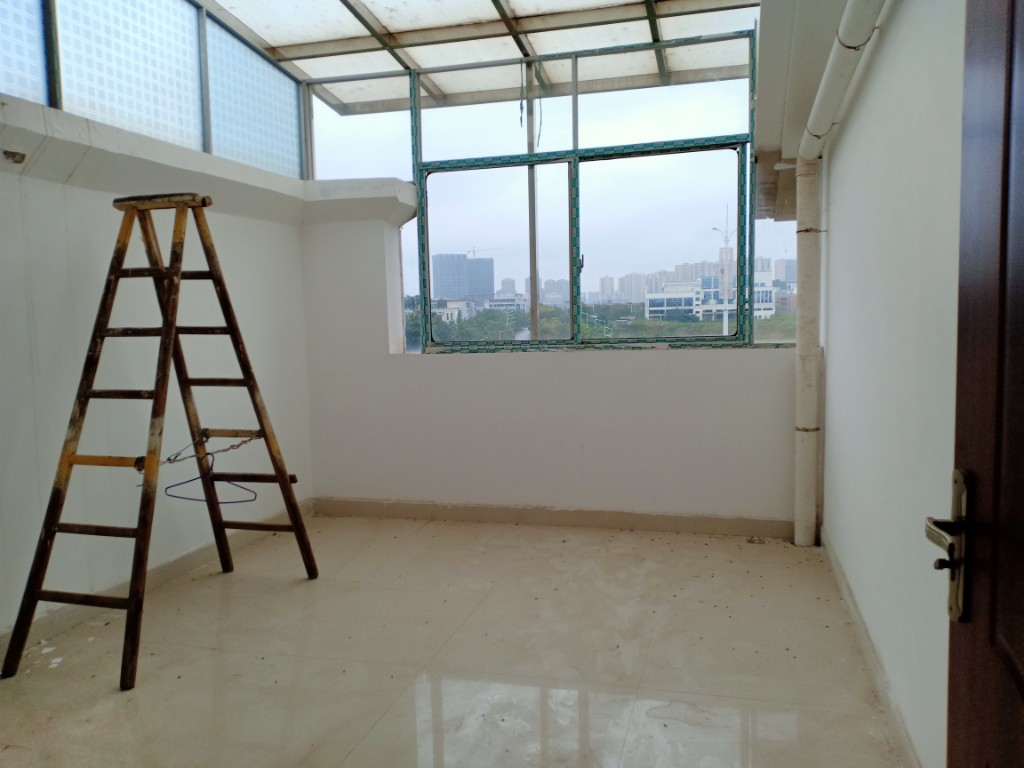 兴湖家园  4室2厅1卫   89.00万客厅