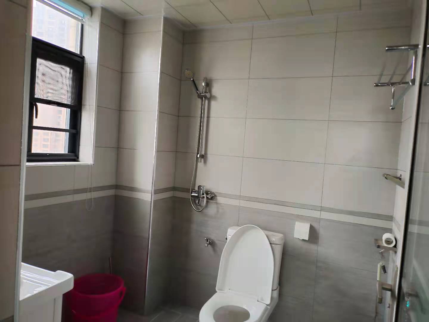 民政小区  4室2厅2卫    69.8万卫生间