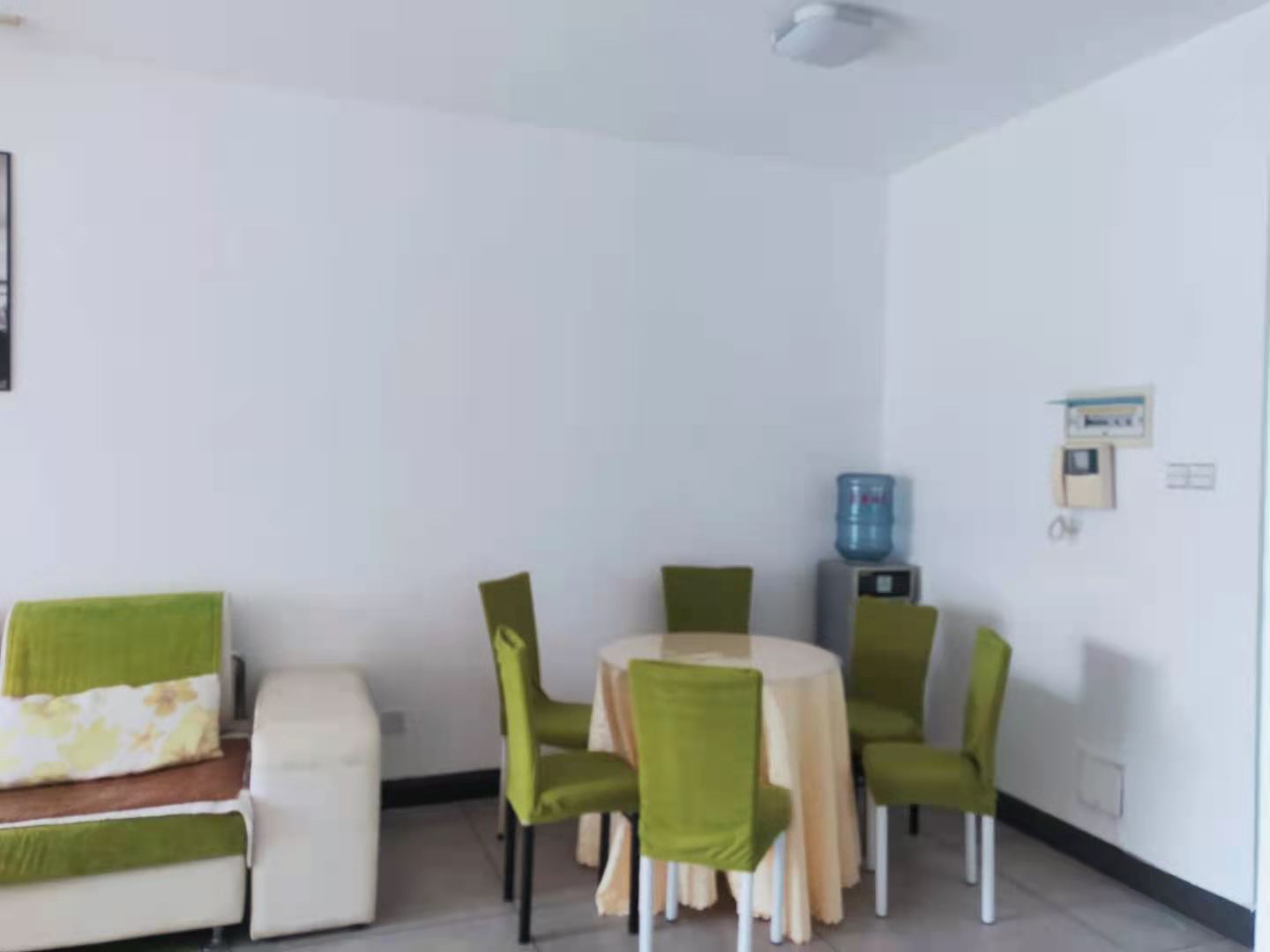 东方豪苑  2室2厅1卫    69.8万 东方豪苑  2室2厅1卫    69.8万客厅