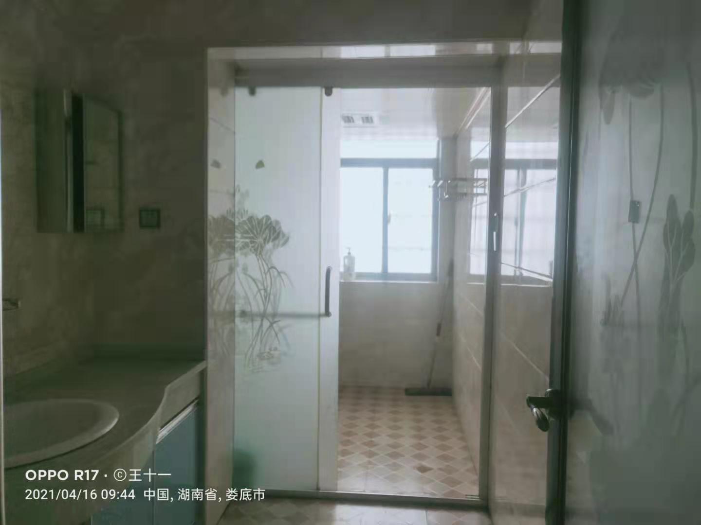 华湘贵府  3室2厅2卫   115.80万卫生间