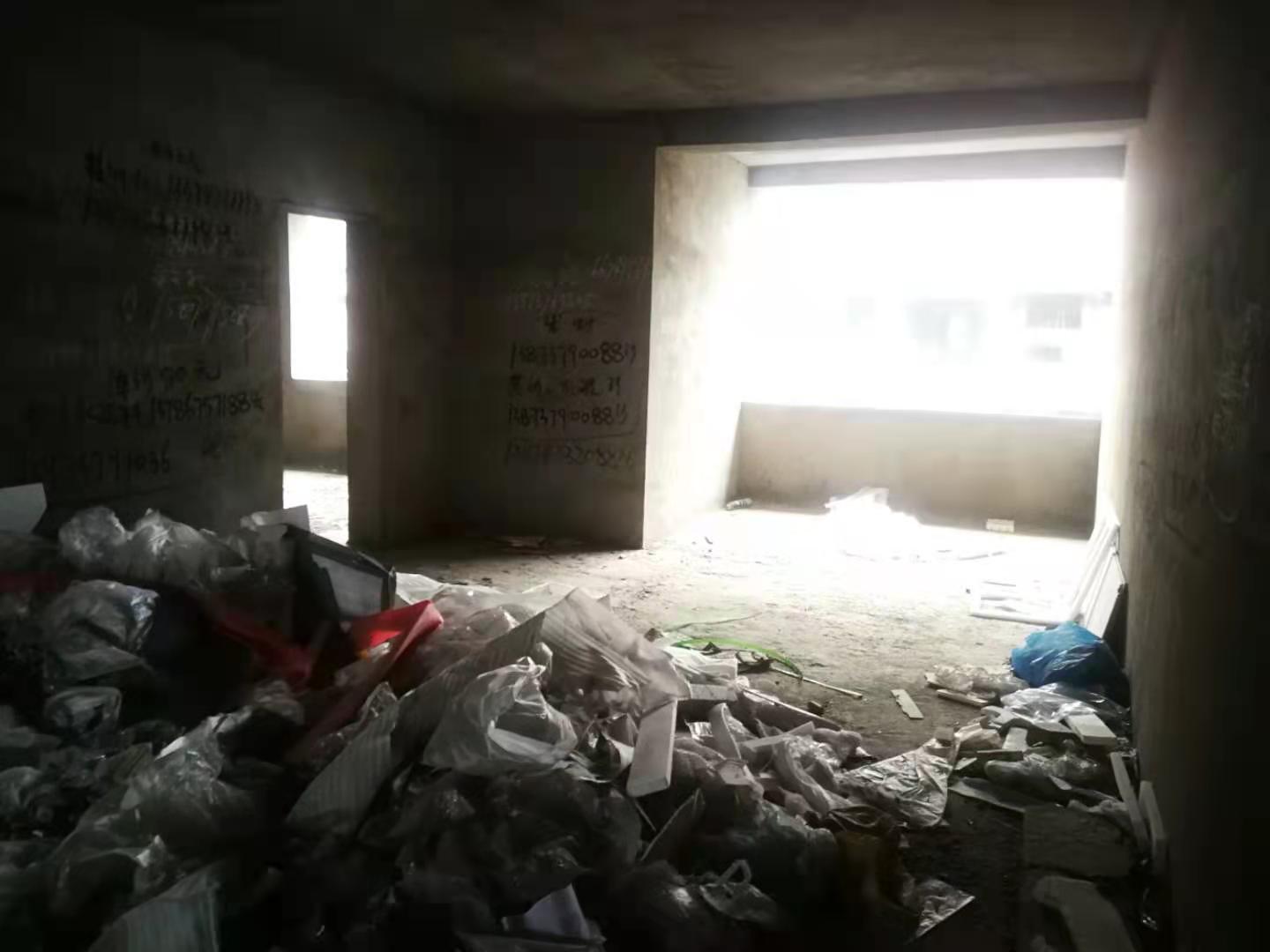 晓园嘉苑 3室2厅1卫 24.0万 晓园嘉苑 3室2厅1卫 24.0万客厅