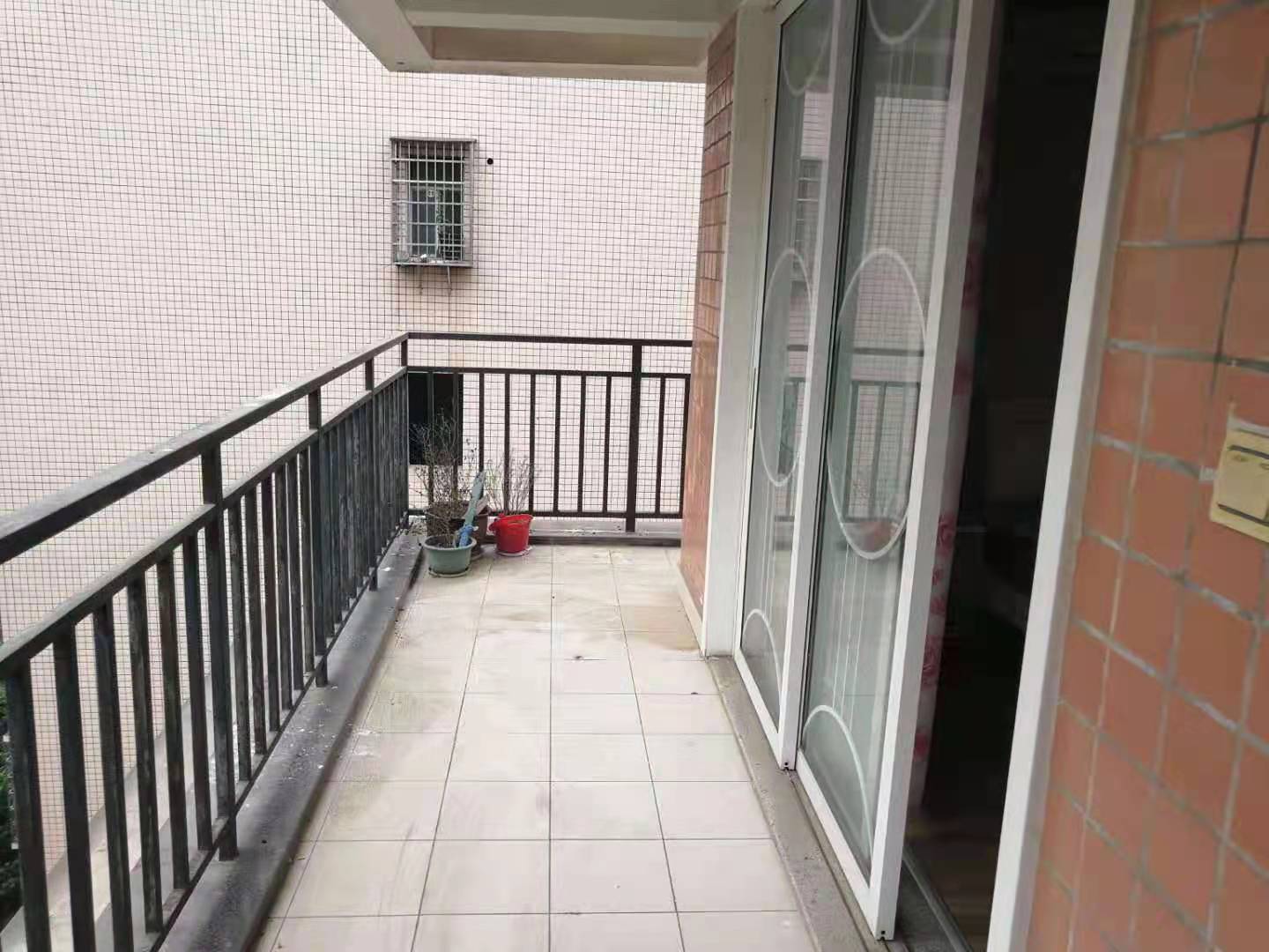 新公安局民警住宅小区  4室2厅2卫    110.0万 新公安局民警住宅小区  4室2厅2卫    110.0万阳台