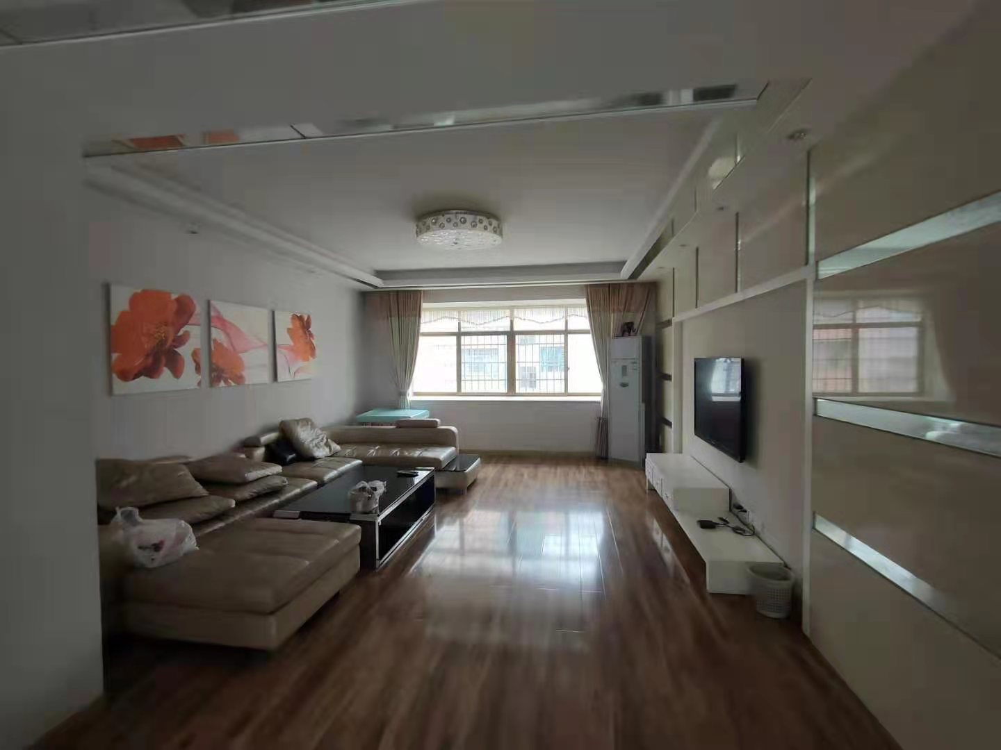 新公安局民警住宅小区  4室2厅2卫    110.0万 新公安局民警住宅小区  4室2厅2卫    110.0万客厅