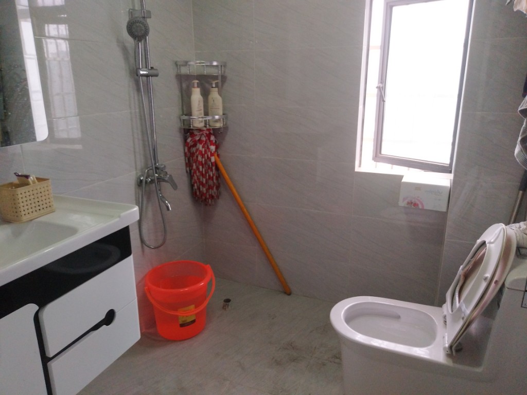 梓山豪苑  3室2厅2卫    92.0万 梓山豪苑  3室2厅2卫    92.0万卫生间