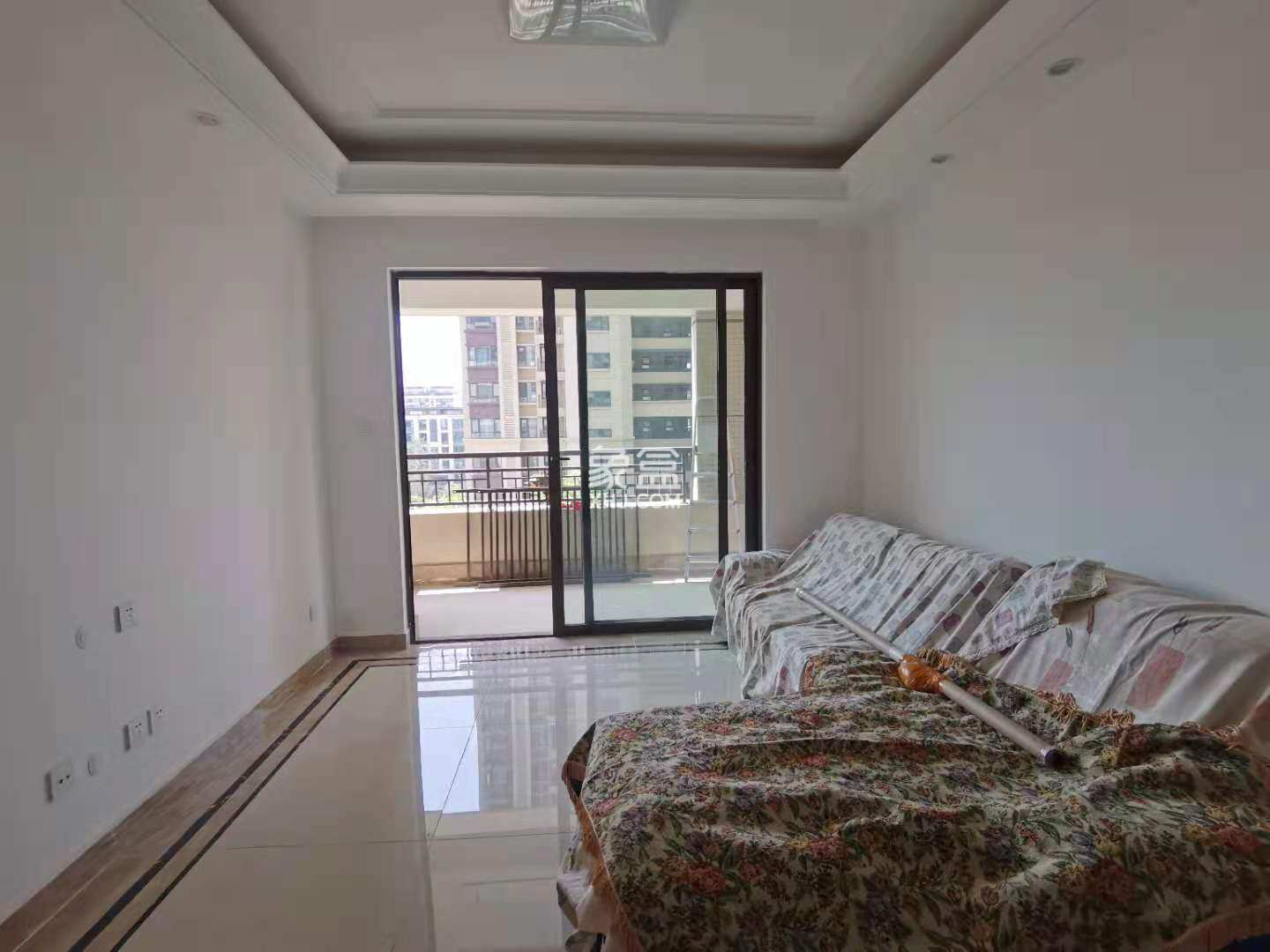 中海锦江城云熙一期  3室2厅2卫    2400.0元/月