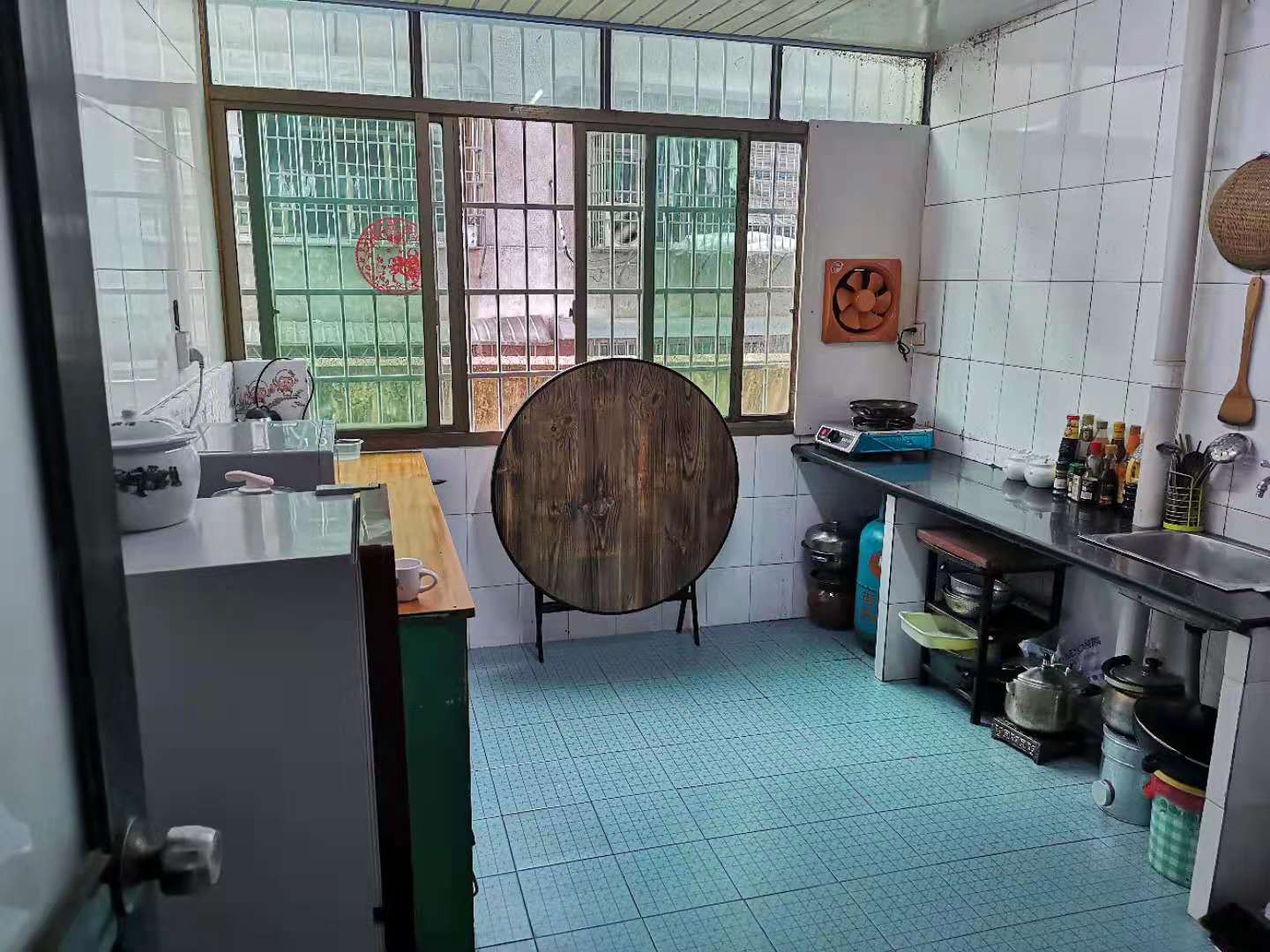 粟公港社区 4室2厅2卫 60.0万 粟公港社区 4室2厅2卫 60.0万厨房