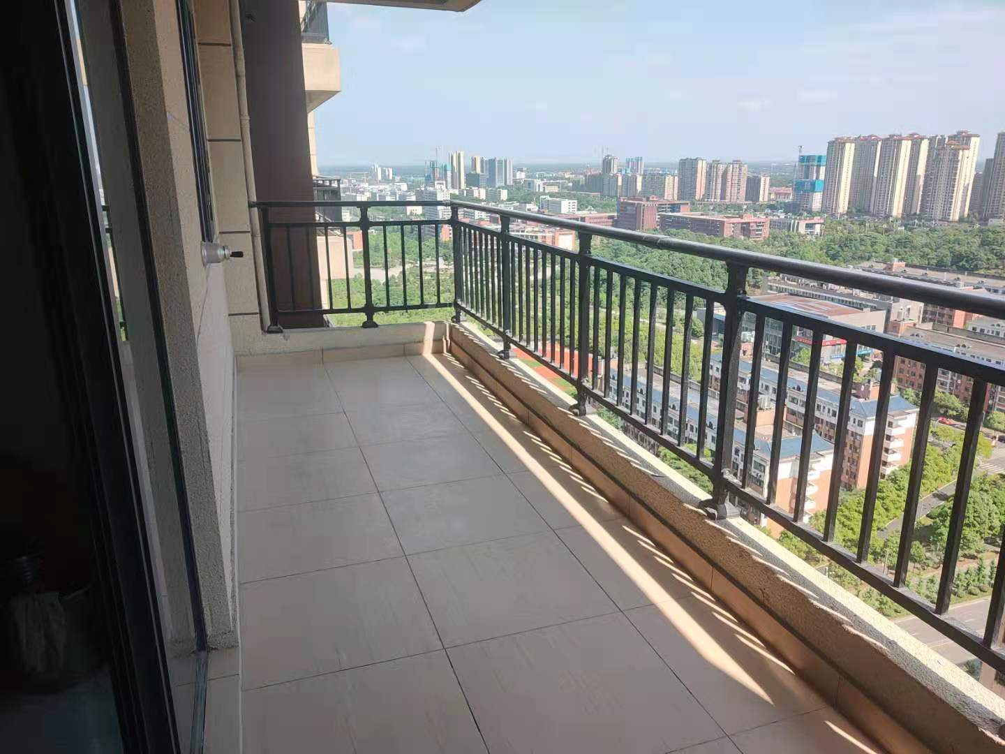 碧桂园梓山府  3室2厅2卫    2500.0元/月 碧桂园梓山府  3室2厅2卫    2500.0元/月室内图