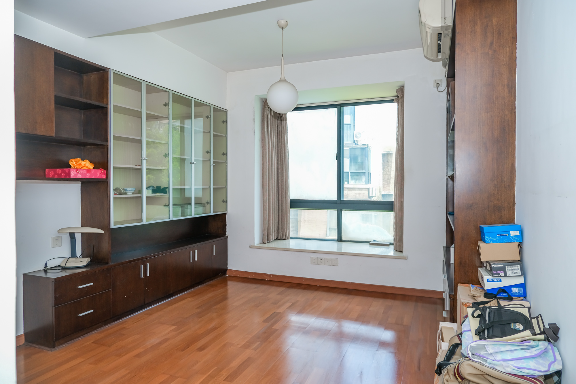 美林水郡  5室2厅2卫    200.0万卧室