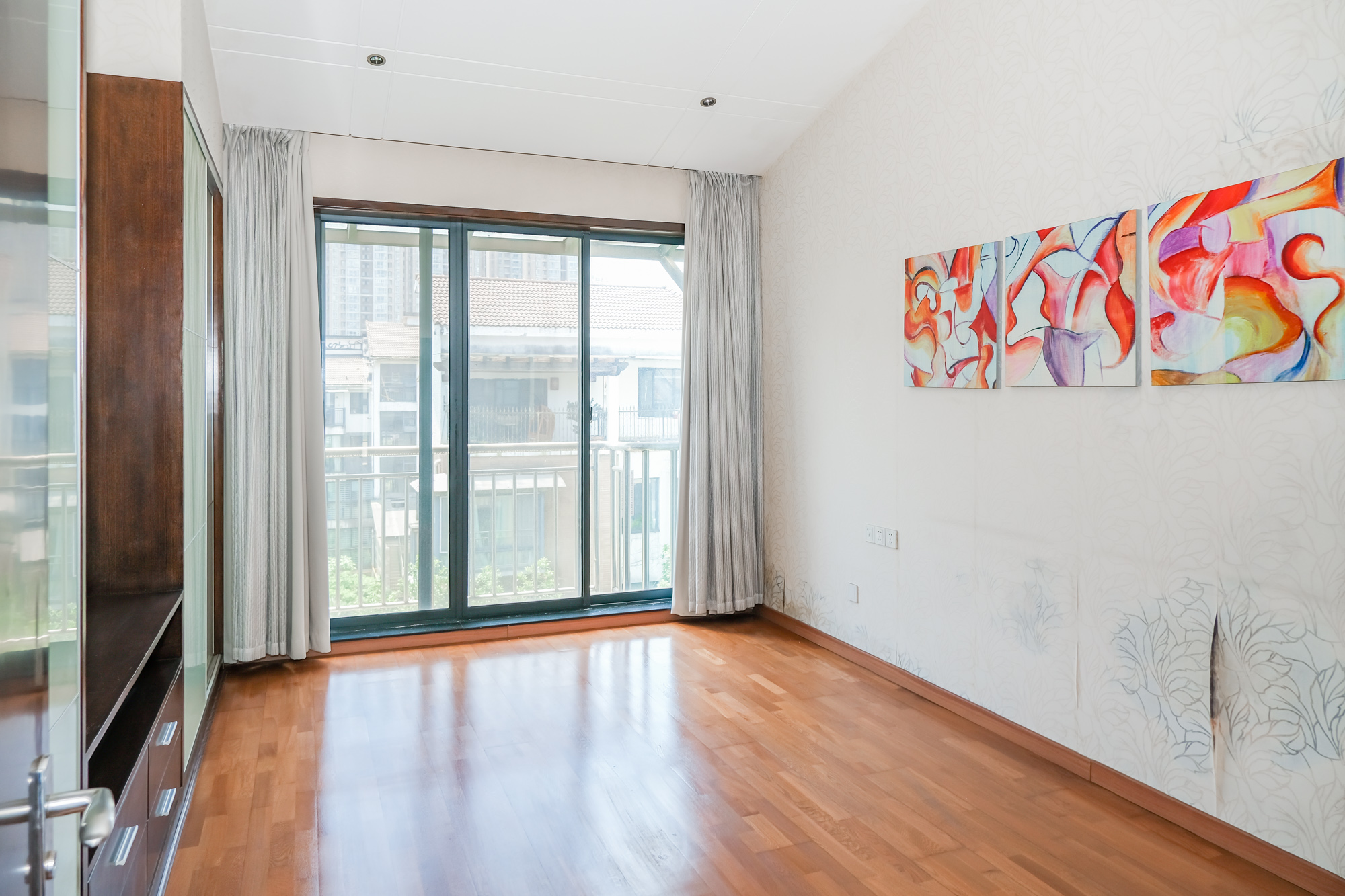 美林水郡  5室2厅2卫    200.0万卧室