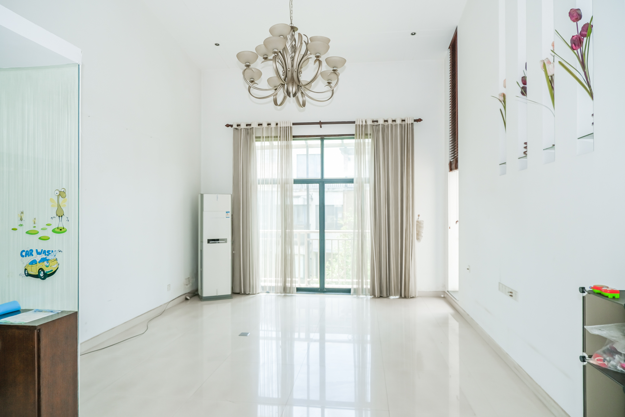 美林水郡  5室2厅2卫    200.0万客厅