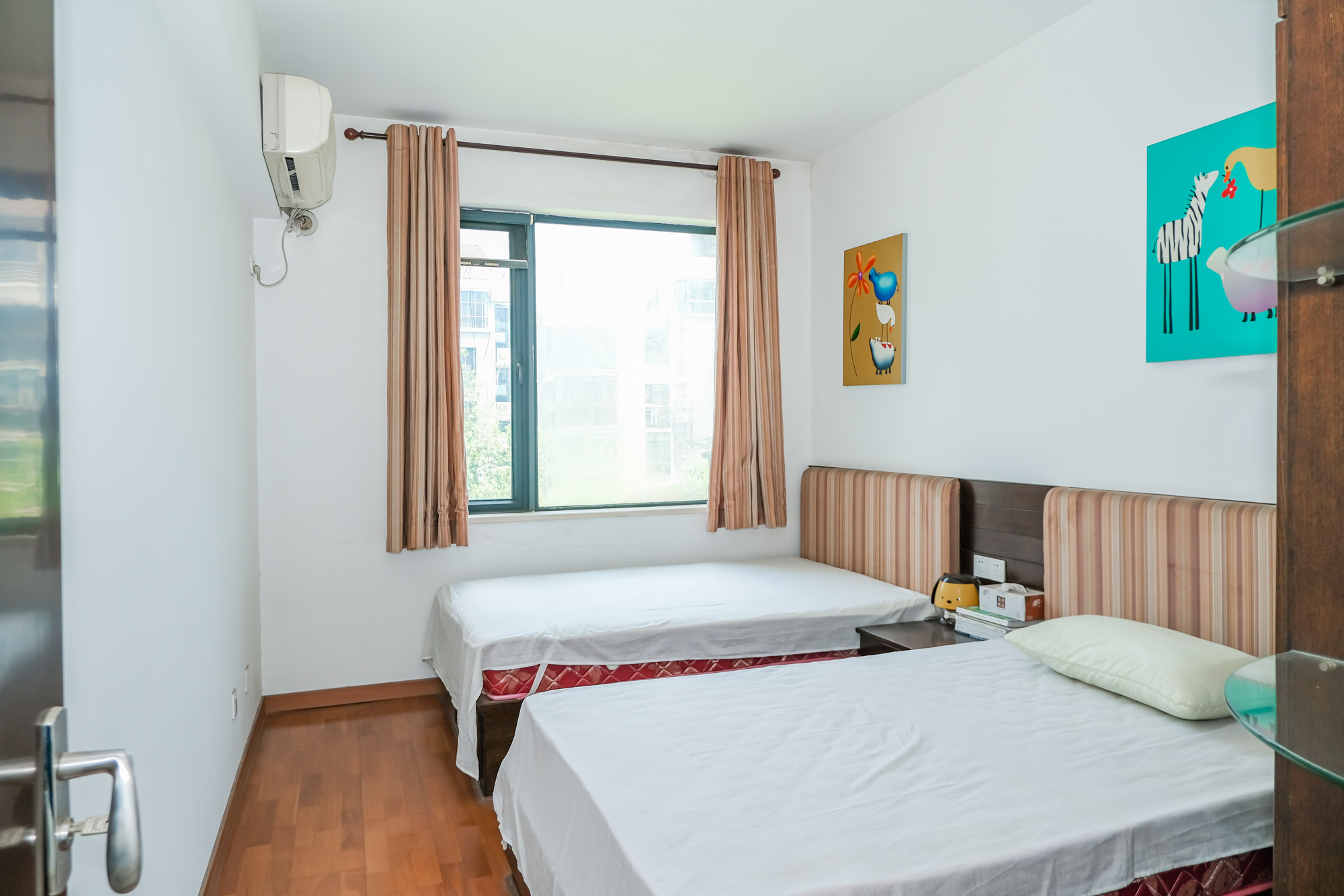 美林水郡  5室2厅2卫    200.0万卧室