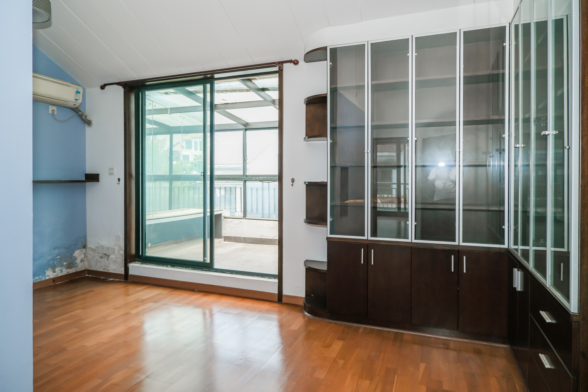 美林水郡  5室2厅2卫    200.0万卧室