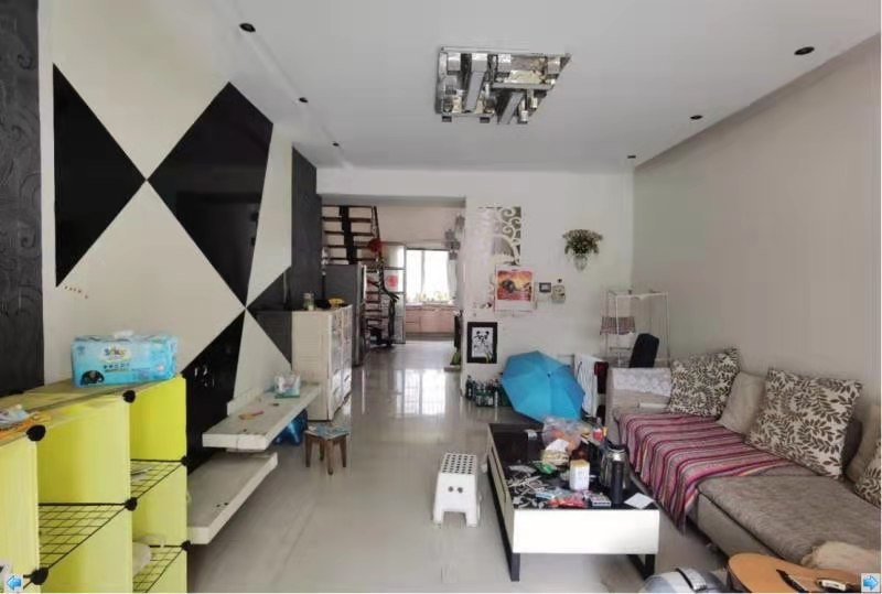 莱茵小镇 4室2厅1卫 56.8万 莱茵小镇 4室2厅1卫 56.8万客厅