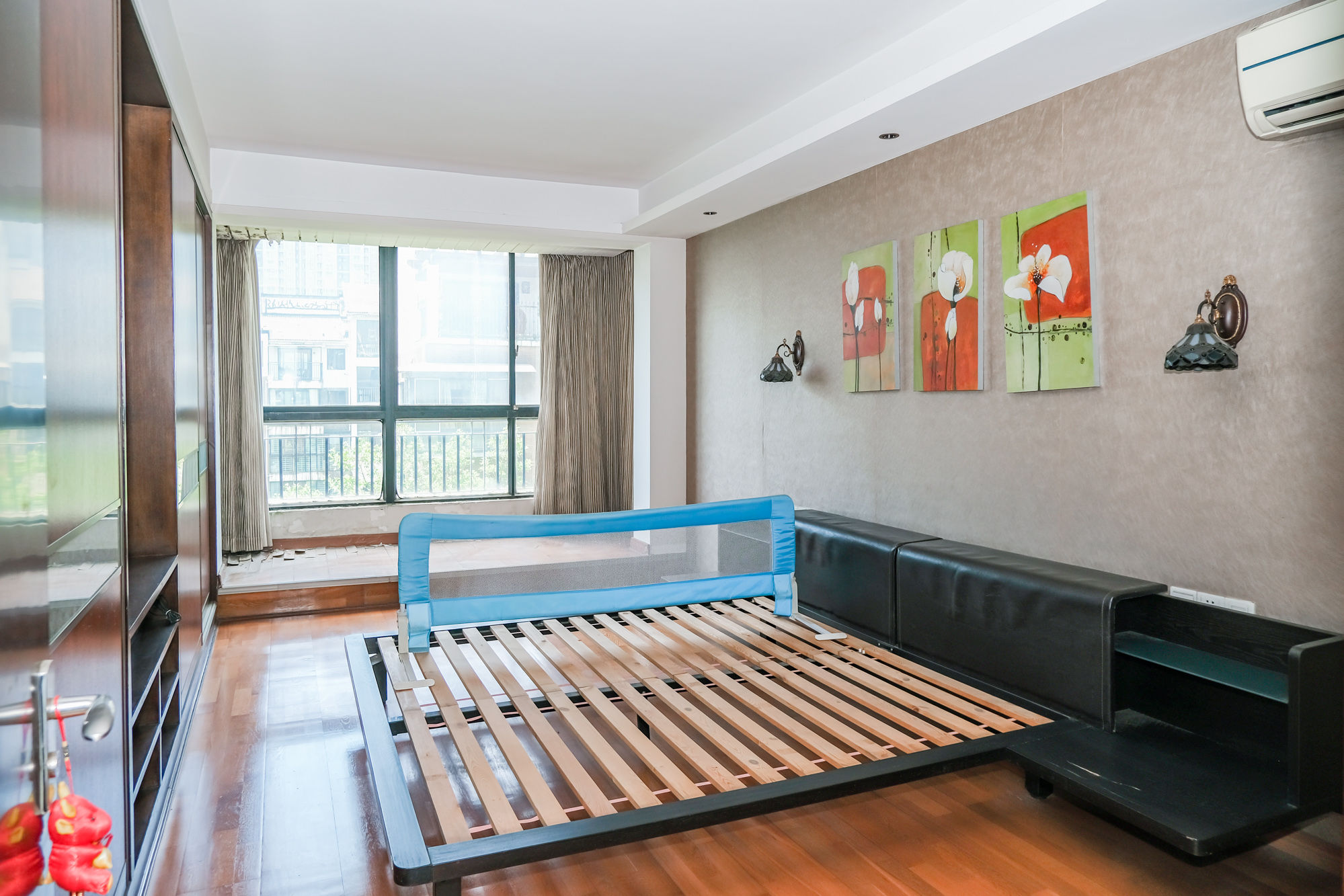 美林水郡  5室2厅2卫    200.0万卧室