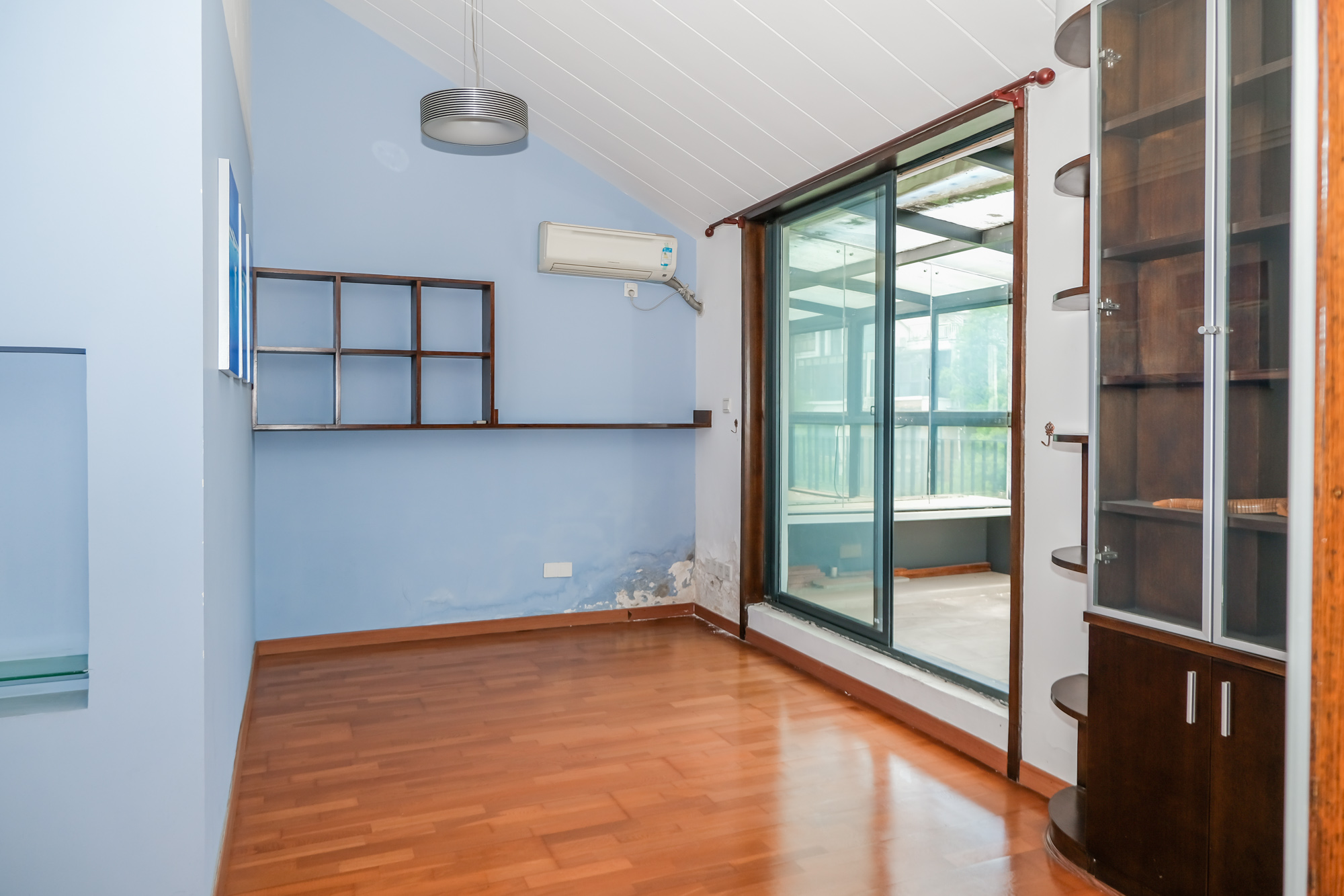 美林水郡  5室2厅2卫    200.0万卧室