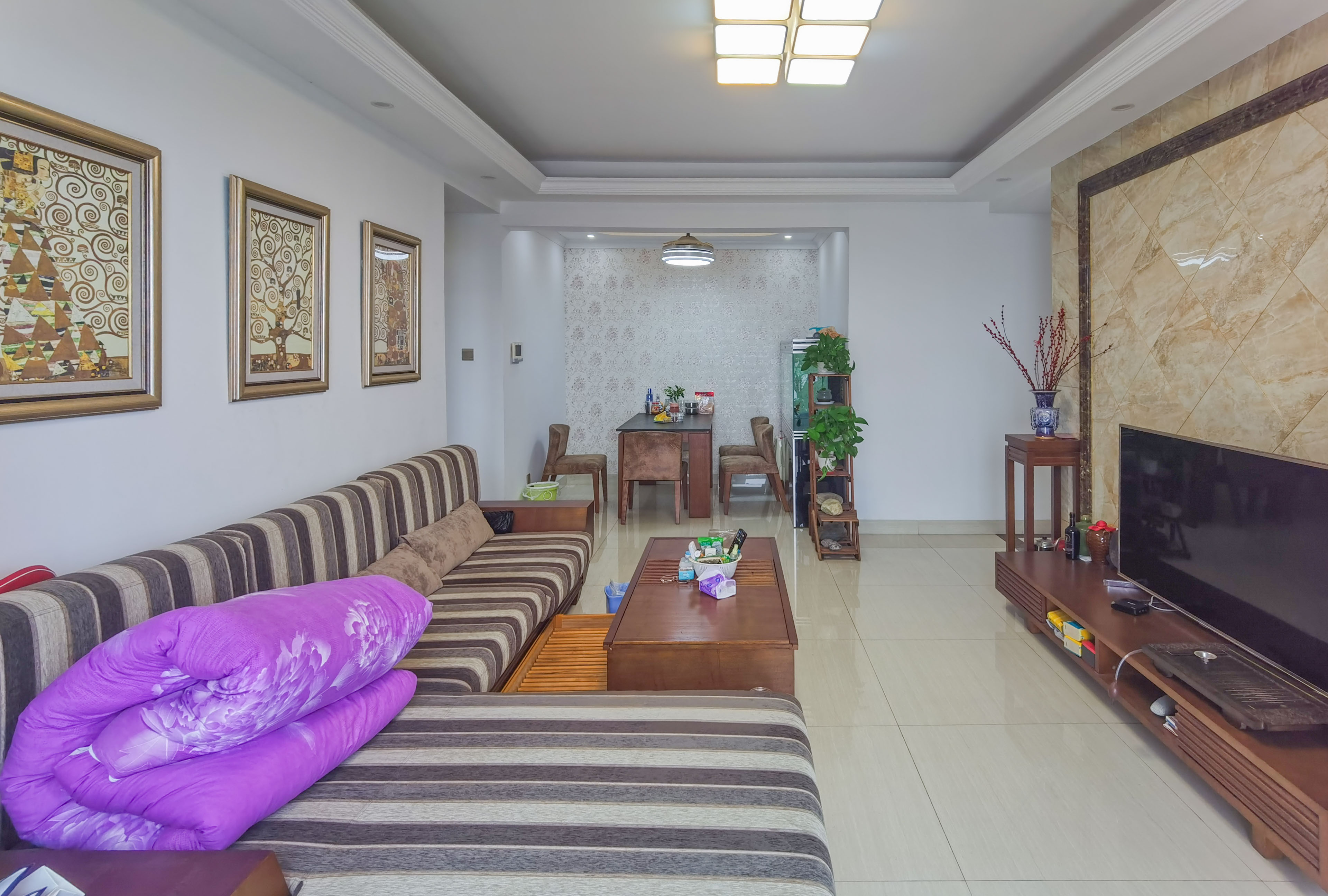 美的城三期  3室2厅2卫    90.8万 美的城三期  3室2厅2卫    90.8万客厅