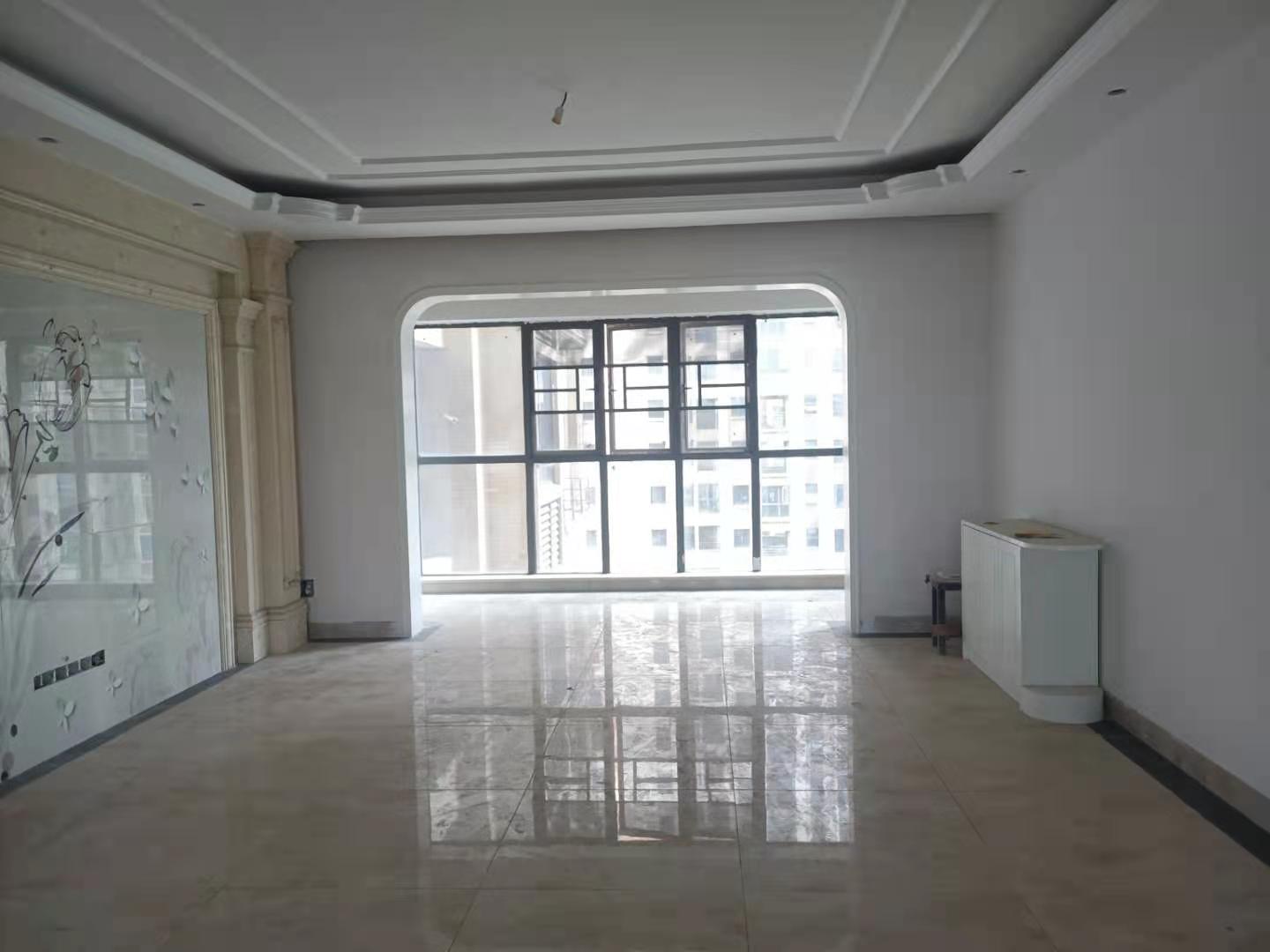 悦江山  4室2厅2卫    95.0万客厅