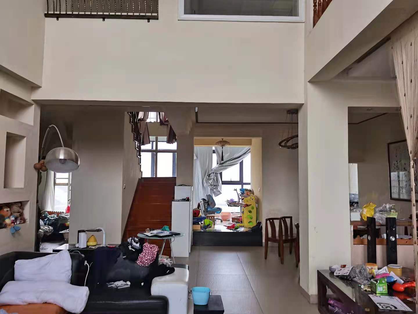 佳宁娜小区(梓山湖小区)  5室3厅3卫    288.0万 佳宁娜小区(梓山湖小区)  5室3厅3卫    288.0万客厅