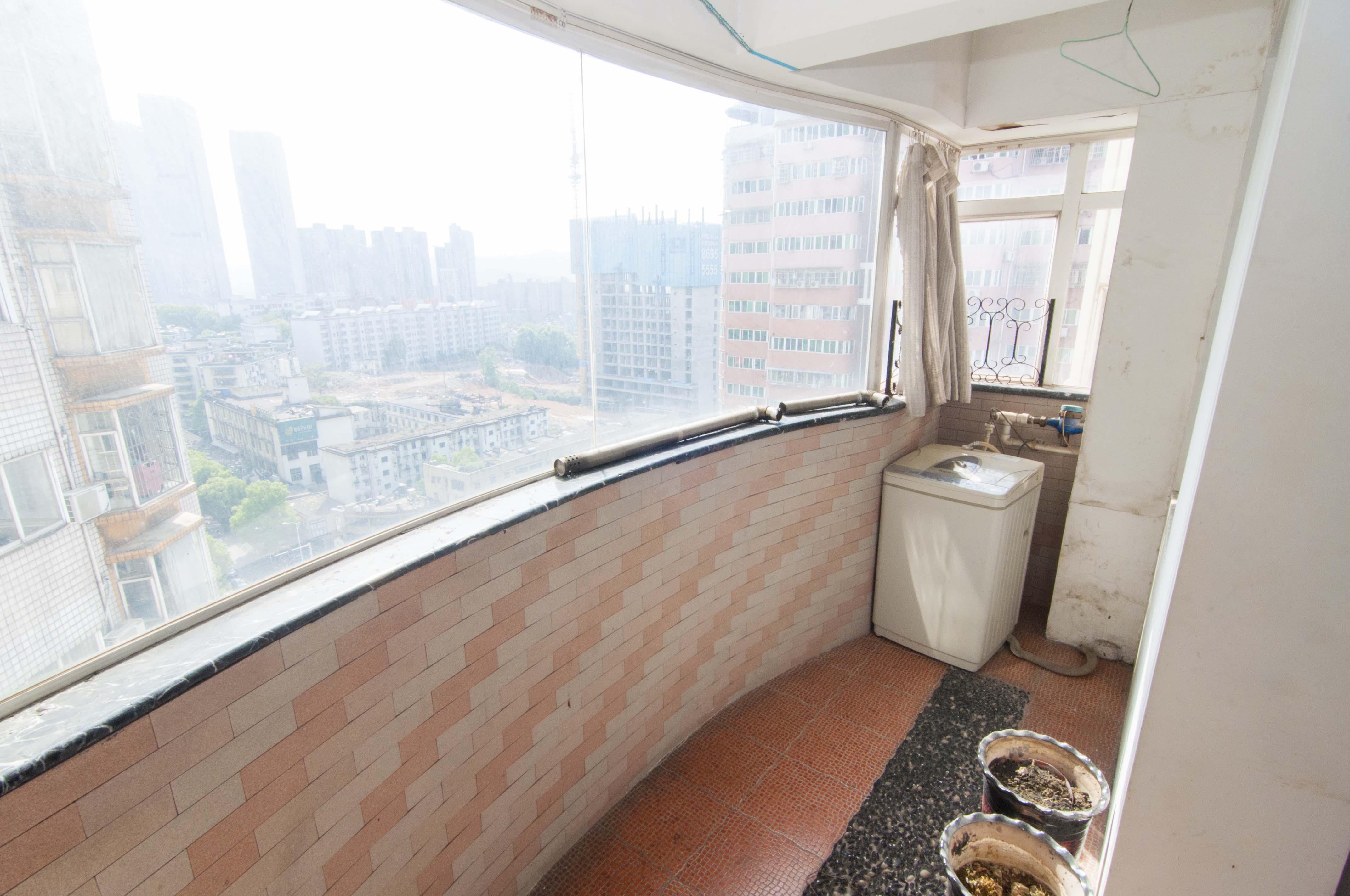 智邦家园  3室2厅2卫   142.80万阳台