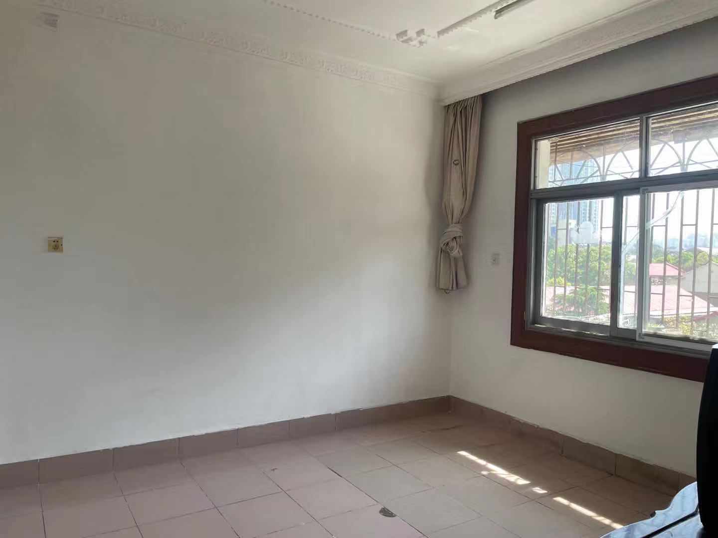 市商业局家属楼  4室2厅2卫    94.8万 市商业局家属楼  4室2厅2卫    94.8万卧室