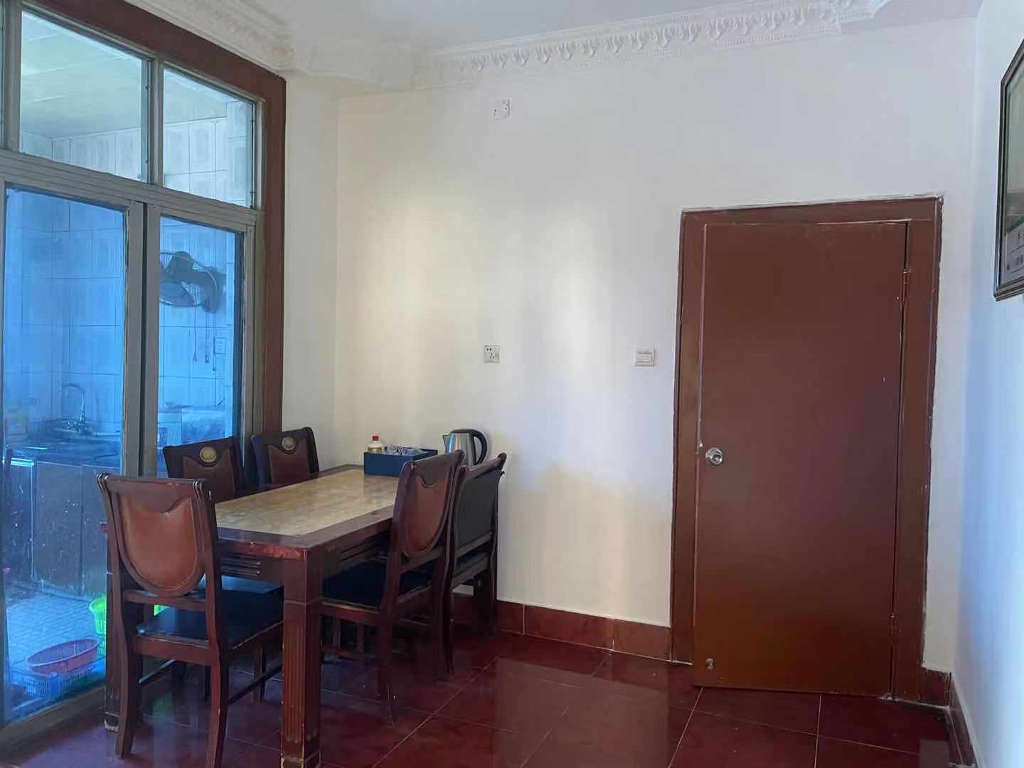 市商业局家属楼  4室2厅2卫    94.8万 市商业局家属楼  4室2厅2卫    94.8万客厅