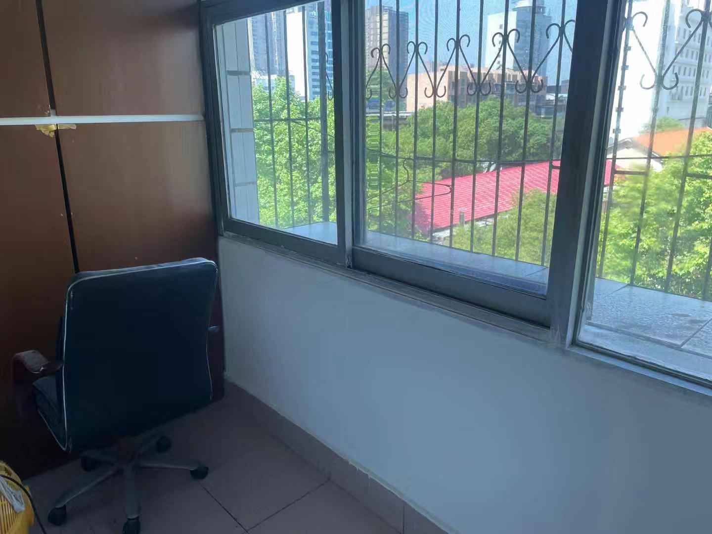 市商业局家属楼  4室2厅2卫    94.8万 市商业局家属楼  4室2厅2卫    94.8万阳台