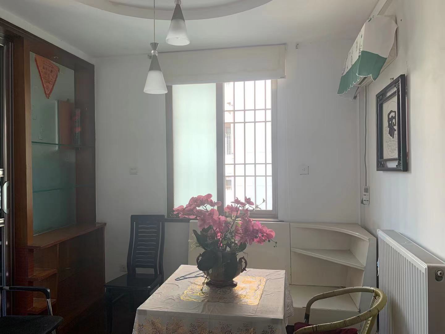 菊苑东区 4室2厅2卫 100.0万 菊苑东区 4室2厅2卫 100.0万客厅