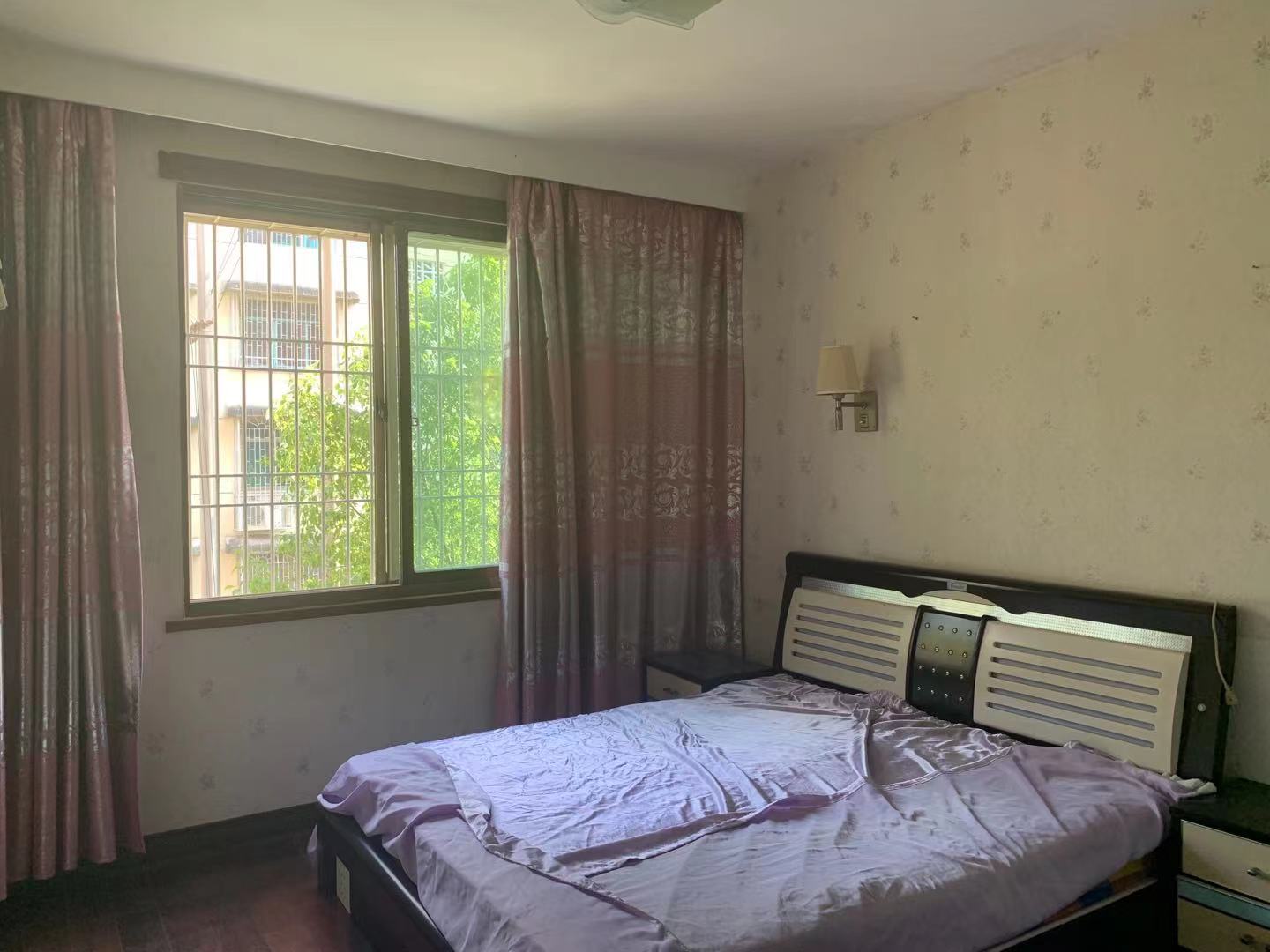 菊苑东区 4室2厅2卫 100.0万 菊苑东区 4室2厅2卫 100.0万卧室