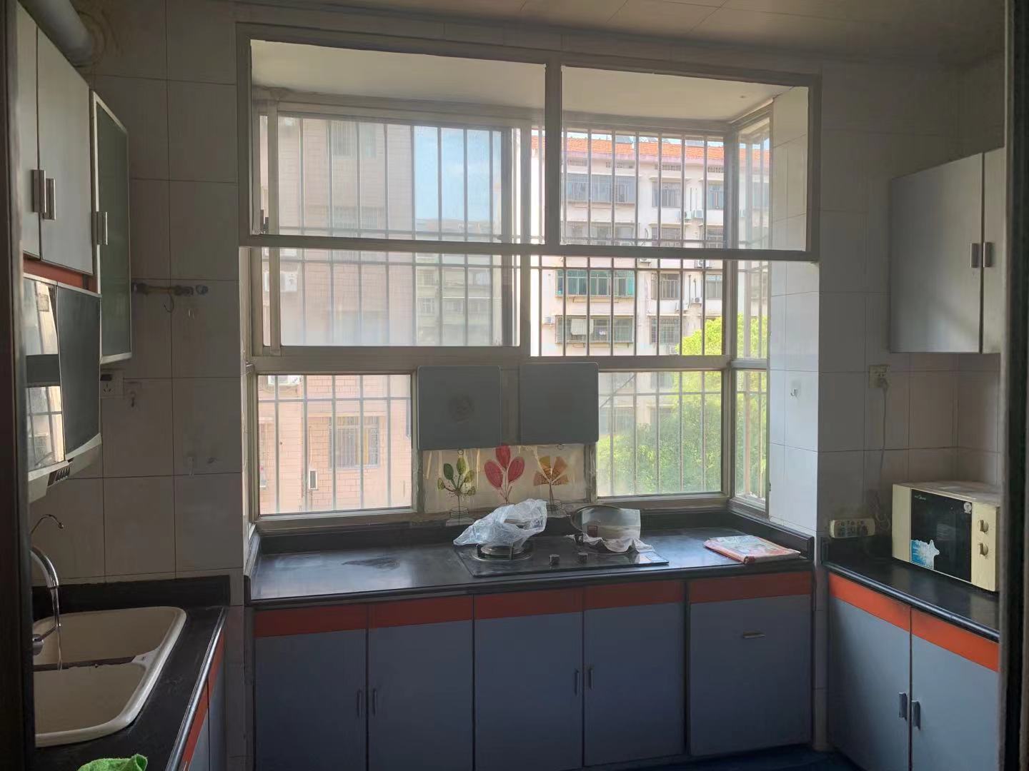 菊苑东区 4室2厅2卫 100.0万 菊苑东区 4室2厅2卫 100.0万厨房