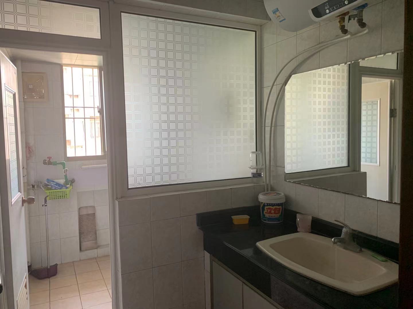 菊苑东区 4室2厅2卫 100.0万 菊苑东区 4室2厅2卫 100.0万卫生间