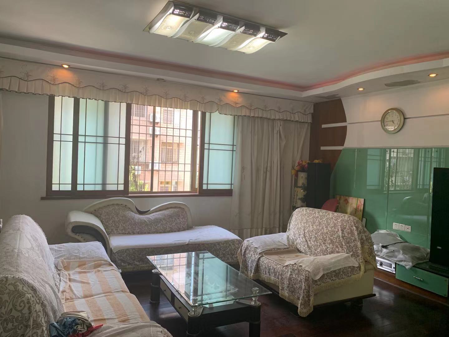 菊苑东区 4室2厅2卫 100.0万 菊苑东区 4室2厅2卫 100.0万客厅