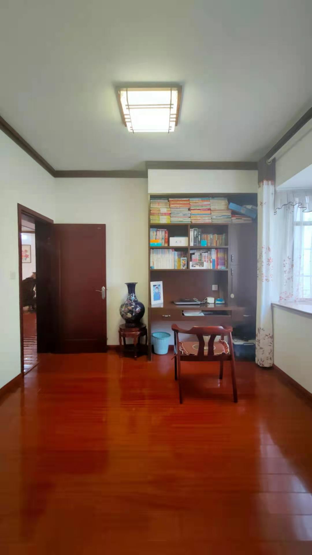 楚天花园 4室2厅2卫 82.00万 楚天花园 4室2厅2卫 82.00万客厅