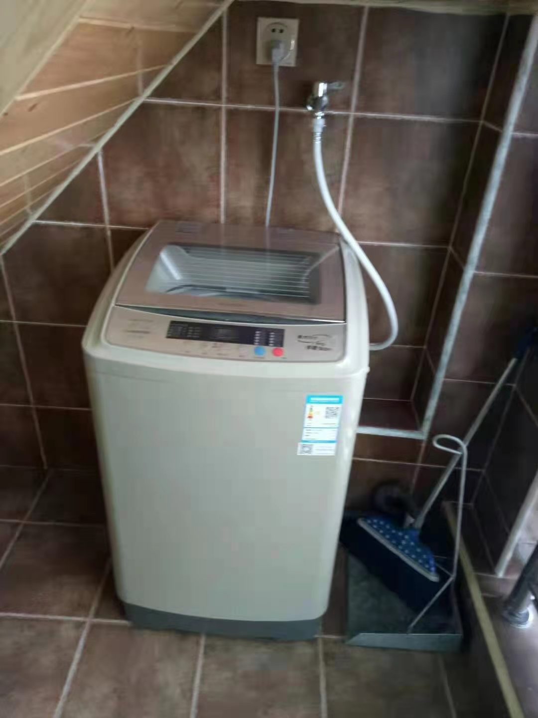 九圆大厦  2室1厅1卫    56.8万 九圆大厦  2室1厅1卫    56.8万卫生间