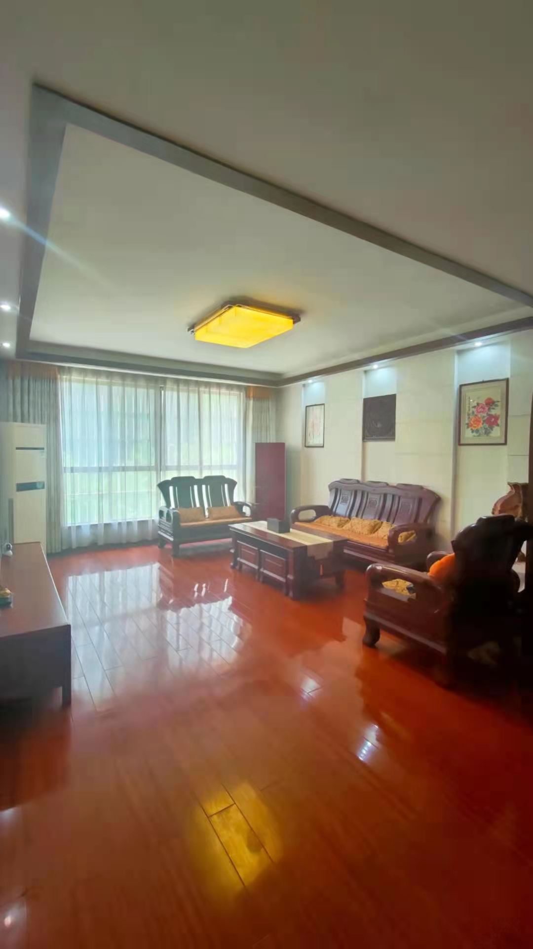 楚天花园 4室2厅2卫 82.00万 楚天花园 4室2厅2卫 82.00万客厅