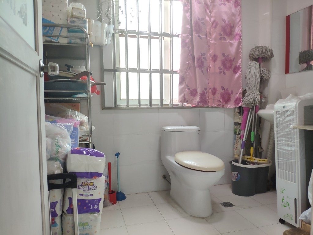 精锐华府(精锐华庭) 3室2厅2卫 73.8万 精锐华府(精锐华庭) 3室2厅2卫 73.8万卫生间