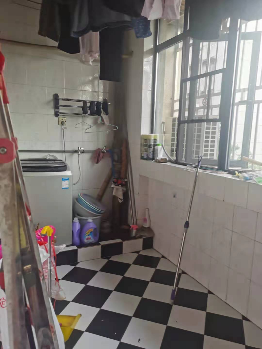 人寿财产保险公司家属楼  4室2厅2卫    90.0万 人寿财产保险公司家属楼  4室2厅2卫    90.0万客厅