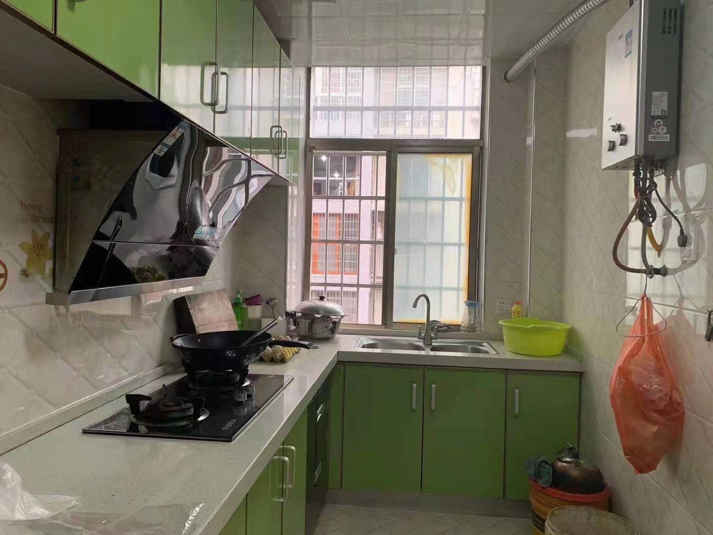 山水名苑  3室2厅2卫    72.8万 山水名苑  3室2厅2卫    72.8万客厅