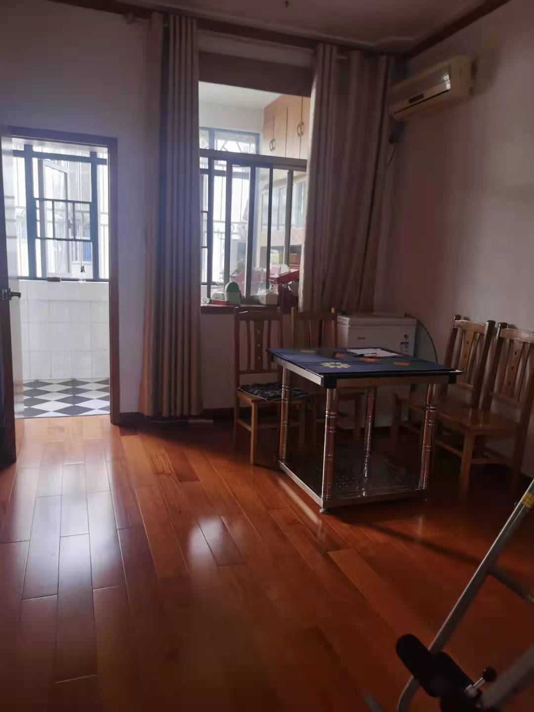 人寿财产保险公司家属楼  4室2厅2卫    90.0万 人寿财产保险公司家属楼  4室2厅2卫    90.0万客厅