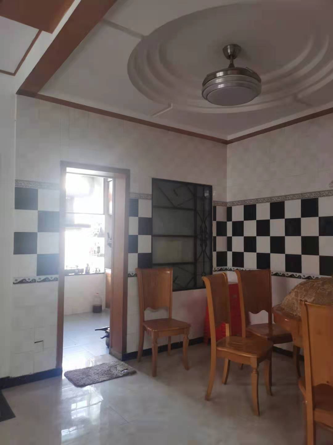 人寿财产保险公司家属楼  4室2厅2卫    90.0万 人寿财产保险公司家属楼  4室2厅2卫    90.0万客厅