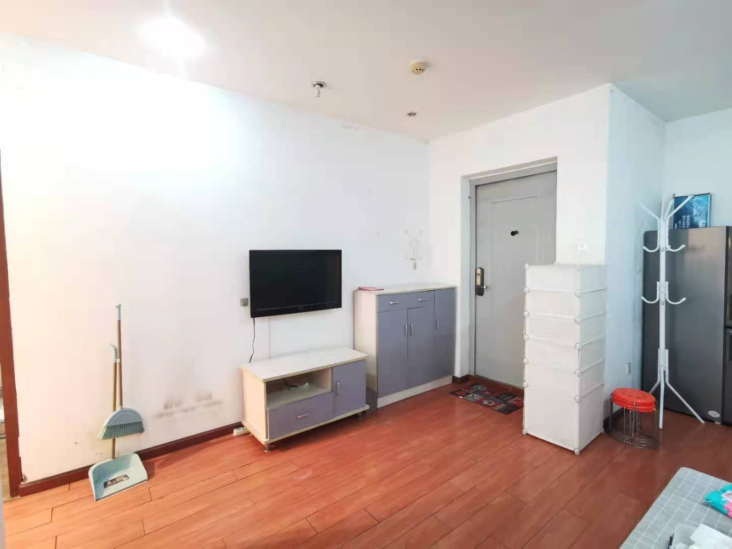 左右小区  1室1厅1卫   1600.00元/月室内图
