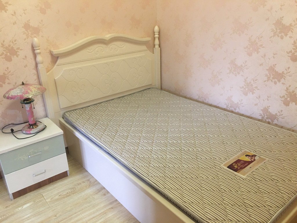 左右小区  2室1厅1卫   2000.00元/月室内图