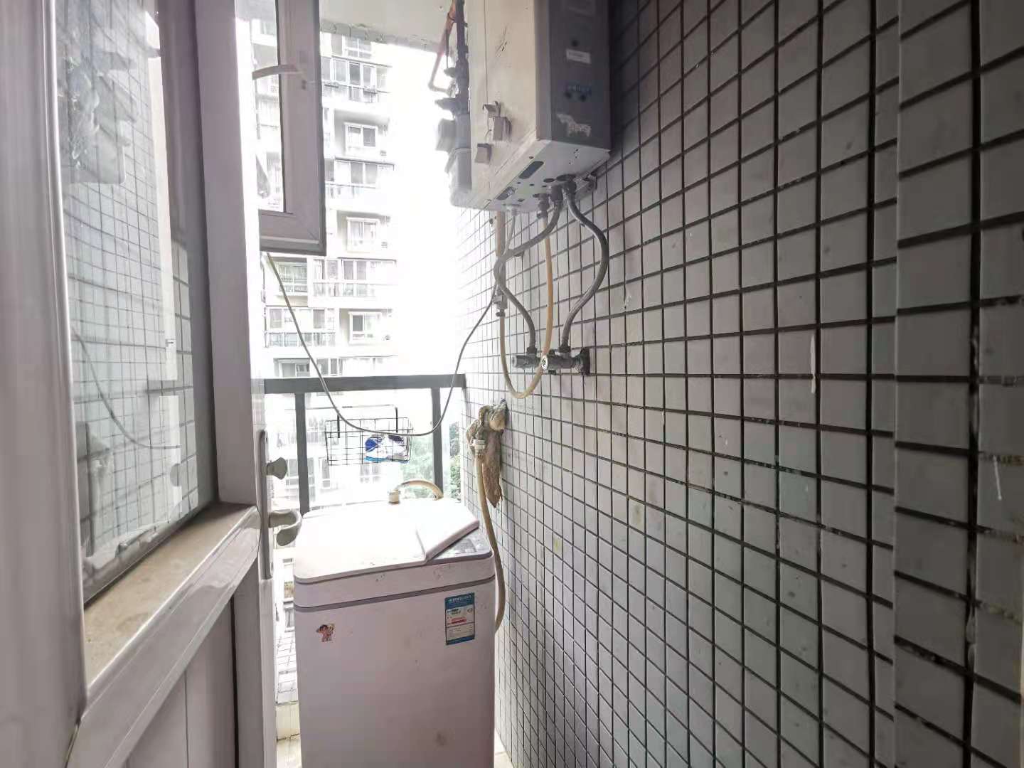 左右小区  1室1厅1卫   1600.00元/月室内图