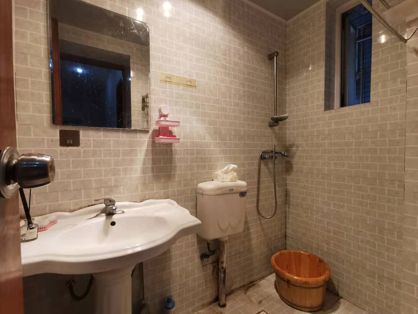 左右小区  1室1厅1卫   1600.00元/月室内图