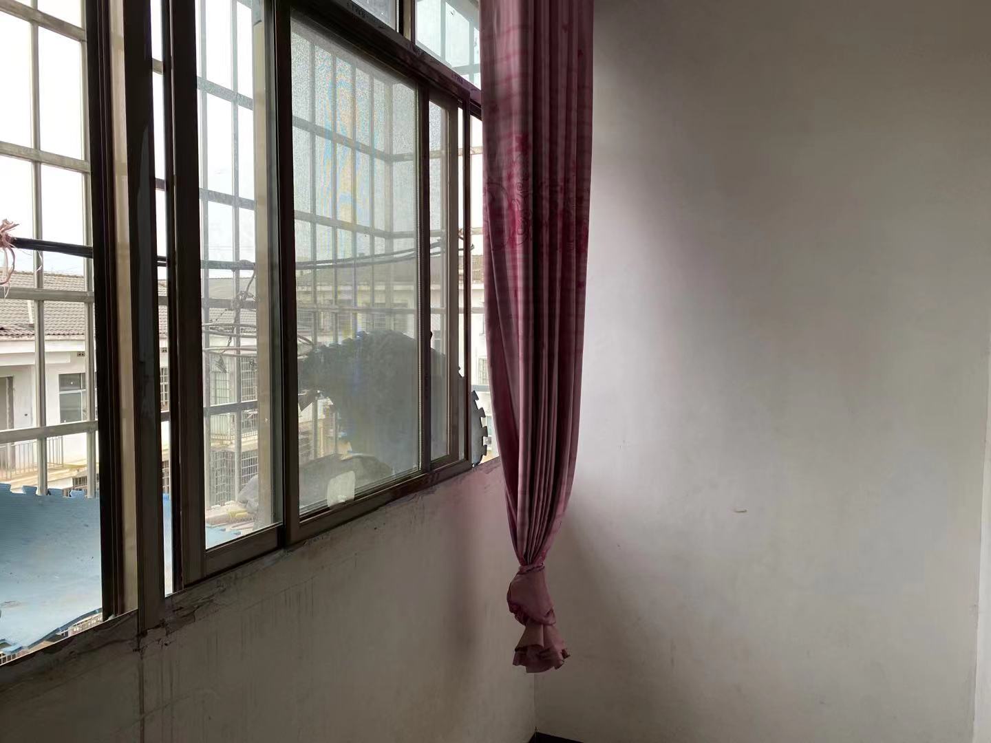 新星花园  3室2厅2卫    55.0万 新星花园  3室2厅2卫    55.0万阳台